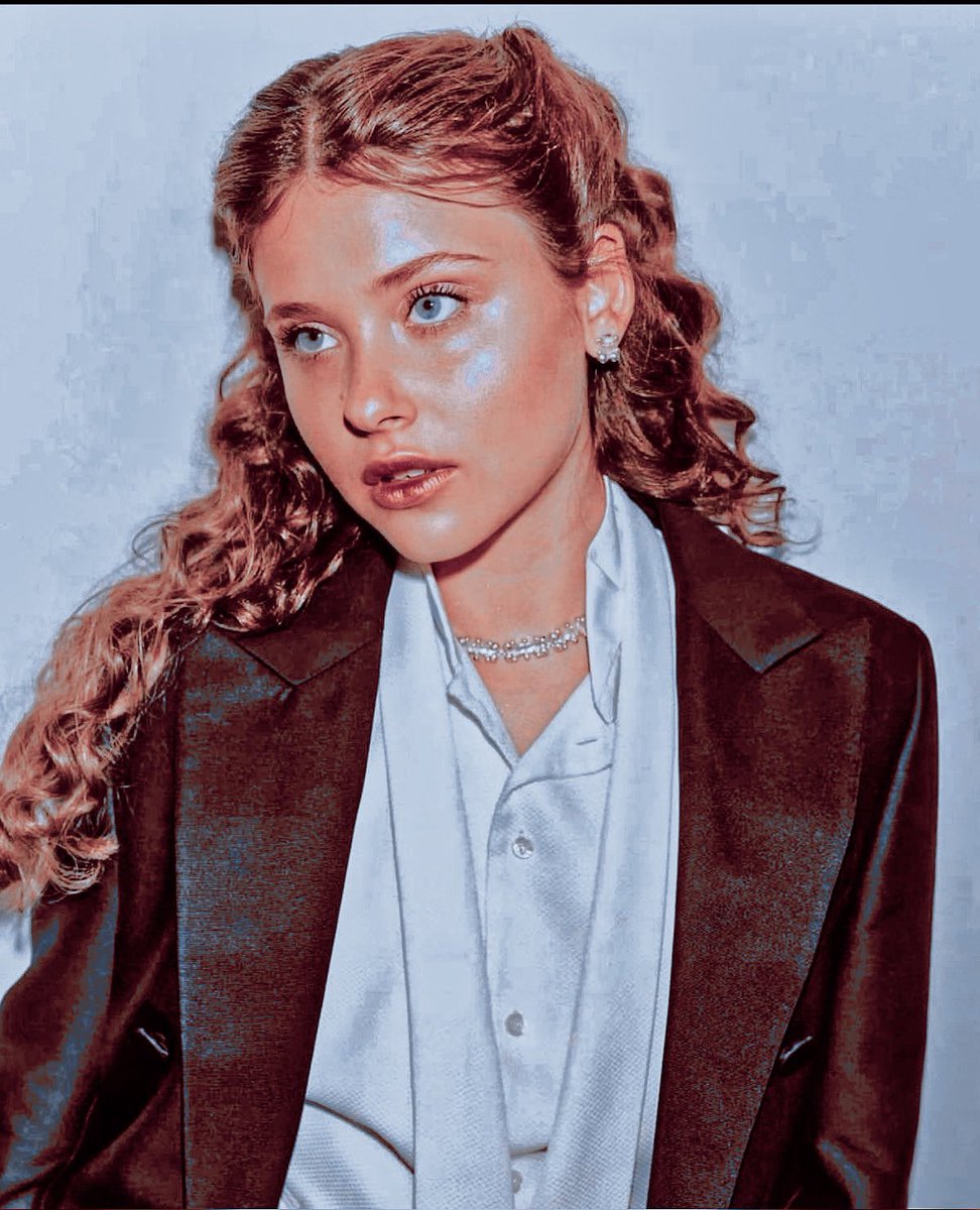 𝙻𝚞𝚗𝚊 𝙵𝚕𝚘𝚛𝚎𝚜 (Parody) tweet media