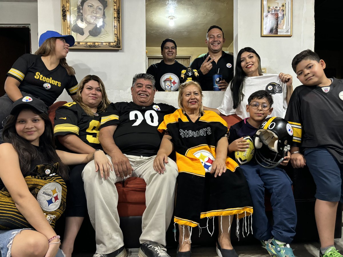 gabybrionees's tweet photo. @FOXImpactoNFL  #HereWeGo  desde Torreón, Coahuila💛 https://t.co/Vs7yU8ZYzH