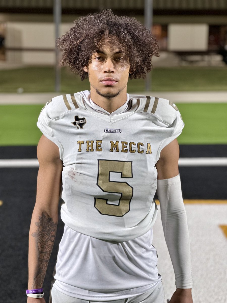 MarkRussellQB's tweet photo. @ReggieMcNealJr2 ,ATH
C/O ‘25

HS: South Oak Cliff (SOC)

Reggie has impressed me in the past 3 years I’ve covered him as a 2-yr QB1 in 6A &amp; now as a WR1 for 5A

I feel he can play college football at 3 positions:QB, WR, DB

6’1” 180
4.46s-40
3.75gpa

#OfferReggieMcNealJr
#txhsfb https://t.co/m08urVR0f8