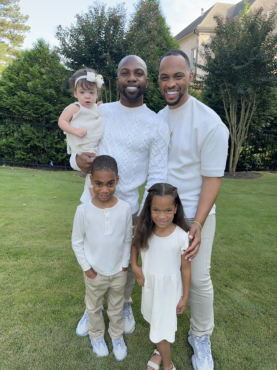 Terrell_Jarius_'s tweet image. 16 years old.. struggling with my sexuality, thinking that being gay would leave me single with no one to call my own. 

16 year old me would be so proud 🥹❤️