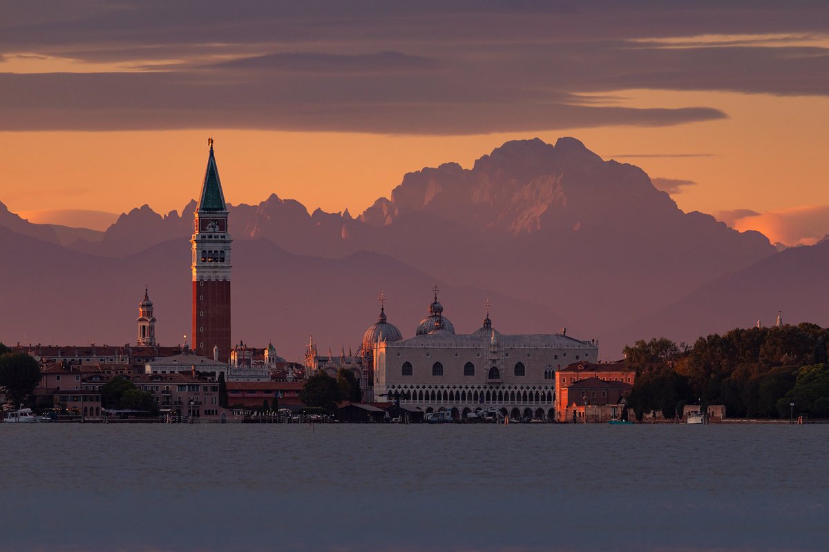 Venezia e le Dolomiti. Ultime luci sul Monte Civetta, questa sera.