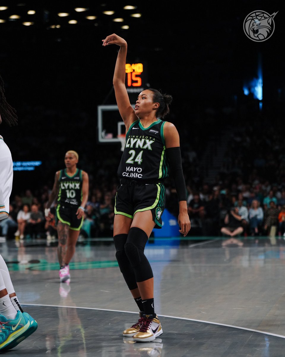 M.V.PHEE. 👑

18 PTS / 13 REB / 4 AST / 3 STL