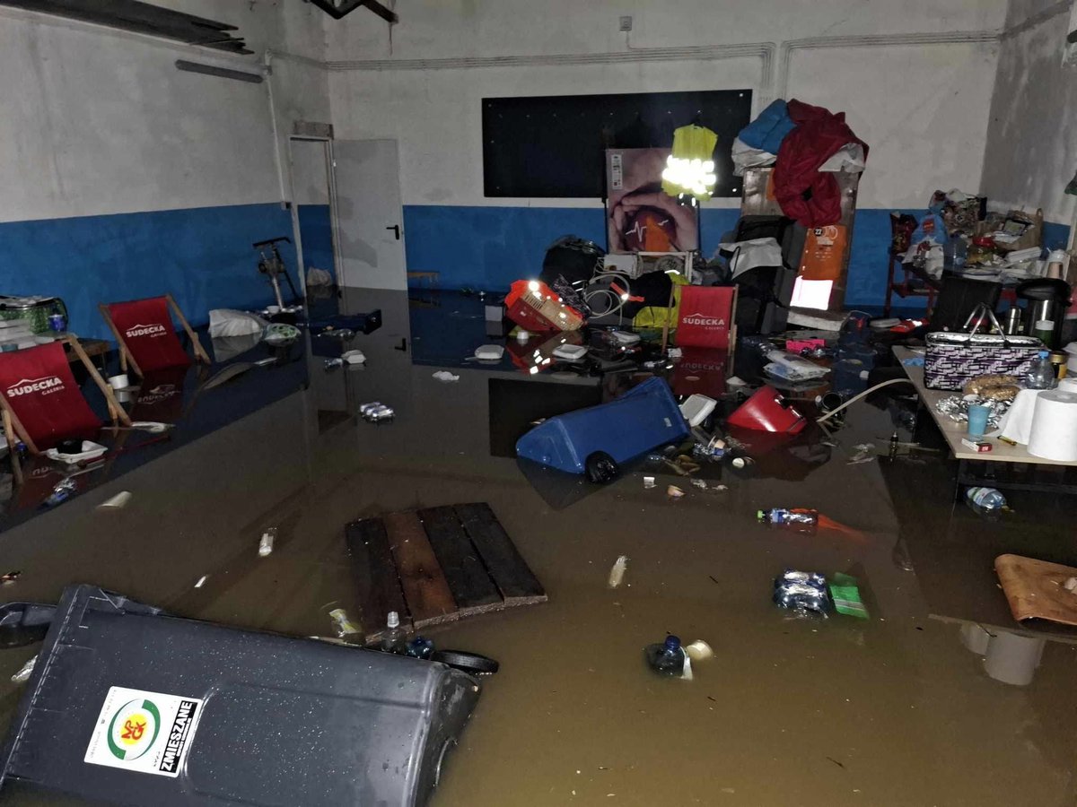 remizacompl's tweet photo. Strażacy z OSP Jelenia Góra stracili sprzęt, woda zalała całą strażnicę. Apelują o pomoc, także w dostarczeniu im sprzętu, dzięki któremu będą mogli dalej działać i ratować. https://t.co/OwuF2wxK19