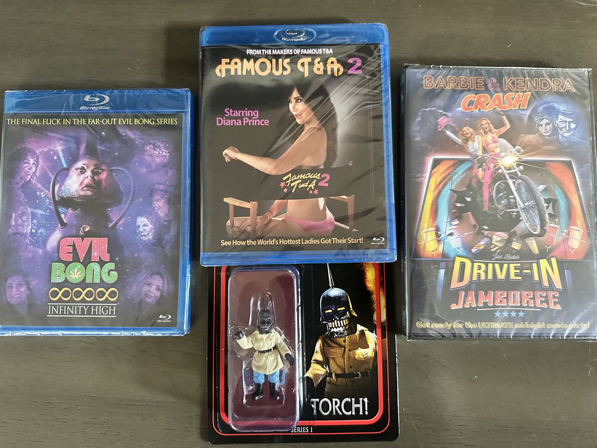 BrainReed's tweet image. Love the stuff you find at horror conventions! Definitely couldn’t pass up some Mutant Prom Queen goodies! @kinky_horror @SetDarcyFree #MutantFam #CrypticonMN