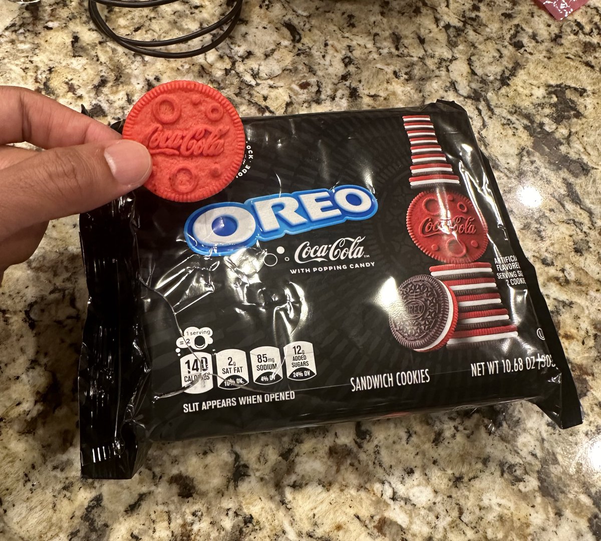 コーラ味のオレオ。
悪くない。w