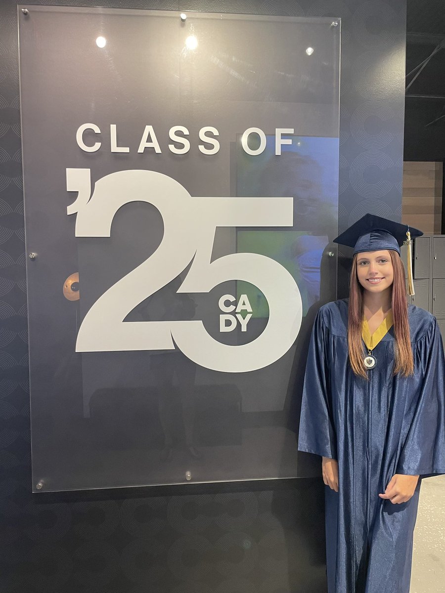 cnbtab11's tweet photo. Senior picture session complete.  Can’t wait to get the final proofs!  #itsgettingreal https://t.co/8F7VhLDauo