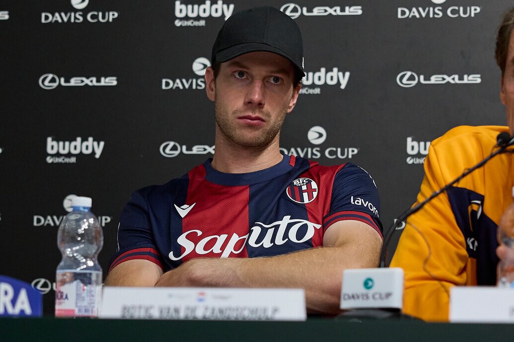 Copa Davis (@copadavis) on Twitter photo ¿Tallon y Botic? ⚽️
Del <a href="/Bolognafc1909/">Bologna FC 1909</a>, claro. ❤️💙
Los neerlandeses dejaron su huella en Bolonia y adoptaron a su nuevo club de fútbol. 😊
#CopaDavis I <a href="/Griekii/">Tallon Griekspoor</a> <a href="/Boticvdz/">Botic van de Zandschulp</a> ¿Tallon y Botic? ⚽️
Del <a href="/Bolognafc1909/">Bologna FC 1909</a>, claro. ❤️💙
Los neerlandeses dejaron su huella en Bolonia y adoptaron a su nuevo club de fútbol. 😊
#CopaDavis I <a href="/Griekii/">Tallon Griekspoor</a> <a href="/Boticvdz/">Botic van de Zandschulp</a>