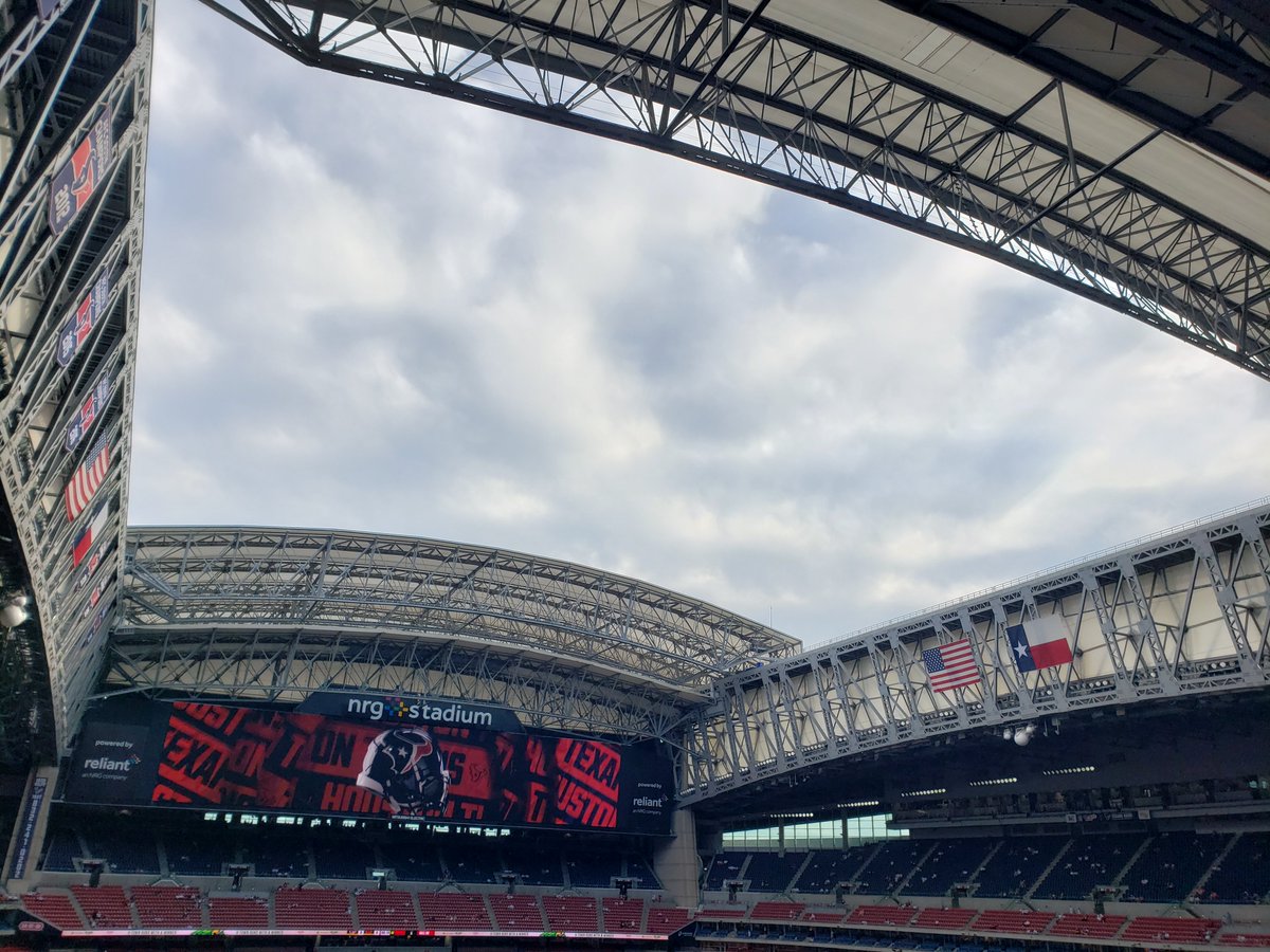 mistawilmo's tweet photo. First home game of the season with the roof open!
#texans https://t.co/CNEuuibXHq