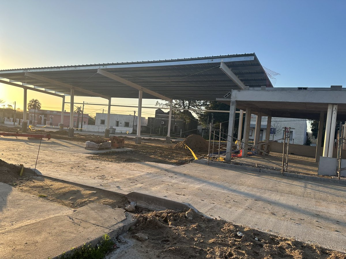 alejoumpierrez's tweet photo. TERMINAL DE CASTILLOS SIGUE EN MARCHA : a fin de año ya tendremos la terminal en funcionamiento y es lindo ver cómo va tomando forma. Un gran servicio para una ciudad pujante y en crecimiento que merecía tener este servicio con un edificio que será un icono arquitectónico y urbano modernizando y jerarquizando la ciudad. Una inversión de $ 60.000.000. El dinero de la gente en obras.