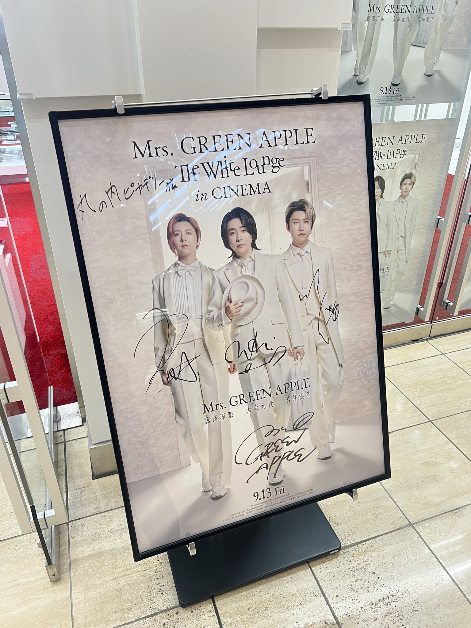 Mrs. GREEN APPLE サイン入りポスター Mrs. GREEN APPLE // The White Lounge in CINEMA on X