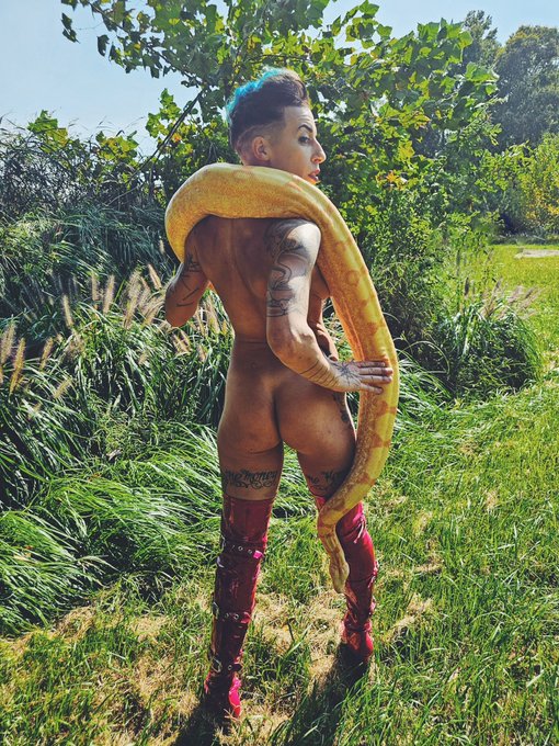 jurassic pu$$y  feat Lilith  📸 @SalemMoonTV https://t.co/XTVAdMBve1<a class="tags" href="/tag/salemmoontv">@salemmoontv</a>