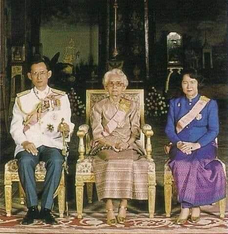 ปวงข้าพระพุทธเจ้าขอน้อมรำลึกในพระมหากรุณาธิคุณเป็นล้นพ้นอย่างหาที่สุดมิได้ทรงสถิตย์เหนือเกล้าพสกนิกรชาวไทยตราบชั่วนิรันดร์