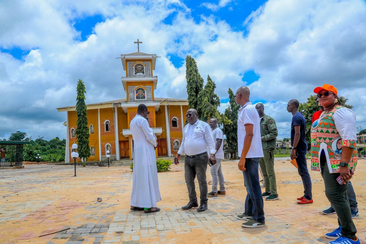 Ivoirowsky's tweet photo. La visite du Gouverneur Cissé #Bacongo dans son village a #Mankono, aménagement de la Paroisse Saint Joseph  en présence du Père Andingra, Curé de la paroisse. https://t.co/jgLMBMuOto