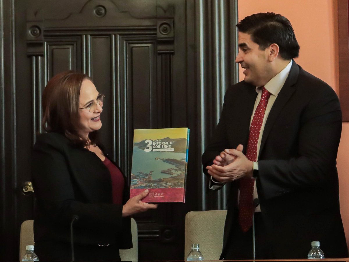 karlacordova15's tweet photo. Hago entrega del #TercerInformeDeGobierno 2023-2024 a Francisco Acuña Méndez, Jefe de la Oficina del Ejecutivo, para que se lo entregue a nuestro gobernador, el doctor @AlfonsoDurazo , en donde viene de forma detallada los logros obtenidos como administración gracias a su invaluable apoyo para que Guaymas se convierta en la punta económica de Sonora.

#Guaymas
#SomosGuaymas
#HaciendoLaDiferencia