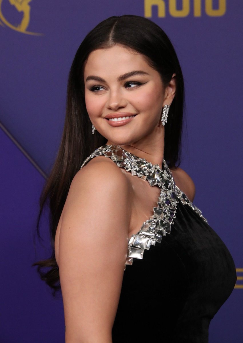 PopCulture2000s's tweet image. selena gomez looks gorgeous #emmys