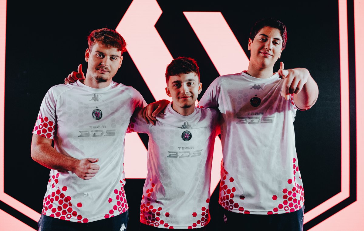 RocketBaguette's tweet photo. LA @TeamBDS EST LA DEUXIÈME ÉQUIPE À GAGNER DEUX FOIS LES WORLDS ! 🌍🏆🏆 

DEPUIS LA SAISON #RLCS X, NOUS VIVONS DANS LEUR ÈRE.