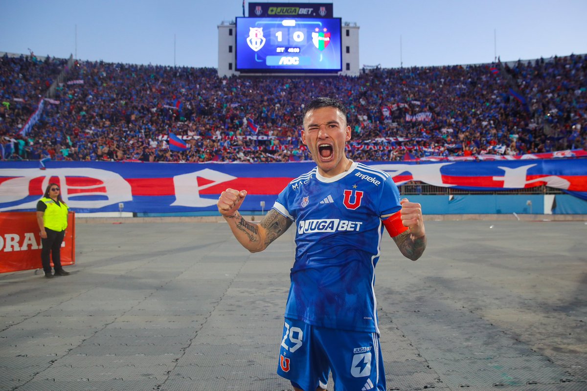udechile's tweet photo. QUÉ HOMBRE 🤴💙❤️ https://t.co/xhBPj4vb8U