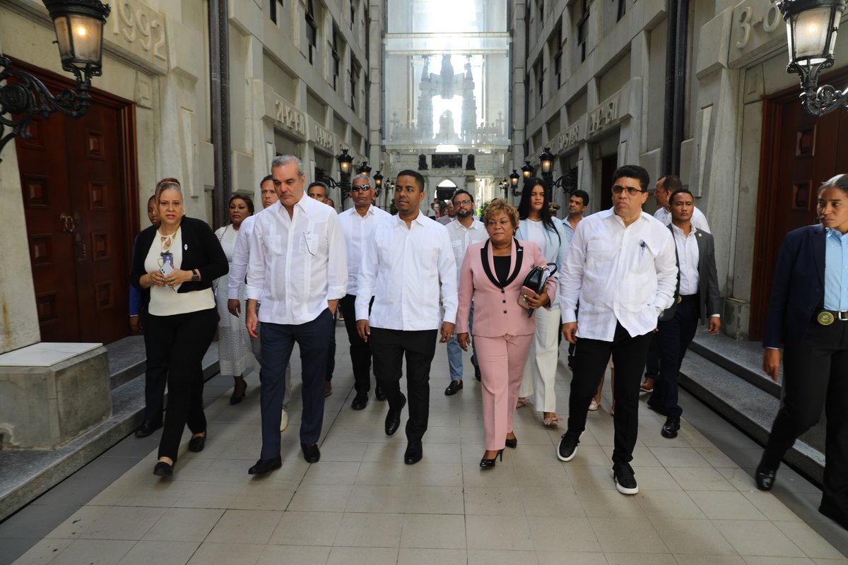 Abinader realizó un recorrido por el Faro a Colón a los fines de supervisar los trabajos de remozamiento de la edificación que alberga al museo, del cual recorrió varias salas de exposición.

Puedes leer: tuit.es/ix6ai

#DeÚltimoMinuto
#ElPeriódicoDeLaVerdad