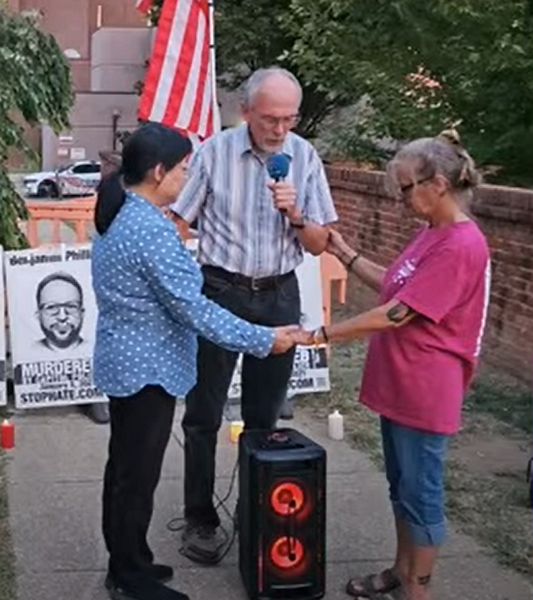1776mocumentary's tweet photo. Remember the other day when four participants was the lowest number ever at #ChudCorner. Well ... (though I think Brandon Fellows is lurking in the background but unwilling to hold hands with any of these  people, especially after Sherri was cleaning up dog shit). https://t.co/kMNAkvpaoJ