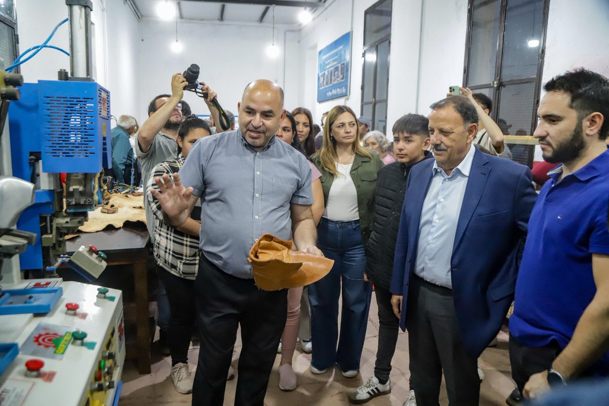 La Escuela de Oficios cuenta con la confección de calzado realizado en cuero genuino y también cuenta con cursos de instalación eléctrica y metalúrgica para producir ventanas y puertas. Además, tiene colo objetivo sumar nuevas propuestas para seguir formando a chicos y chicas