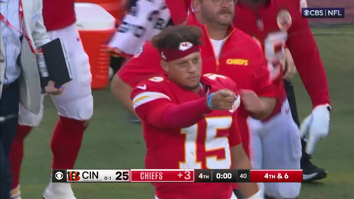 NFLonCBS's tweet photo. CHIEFS WIN IT AT THE BUZZER https://t.co/5zVqEl4WGs