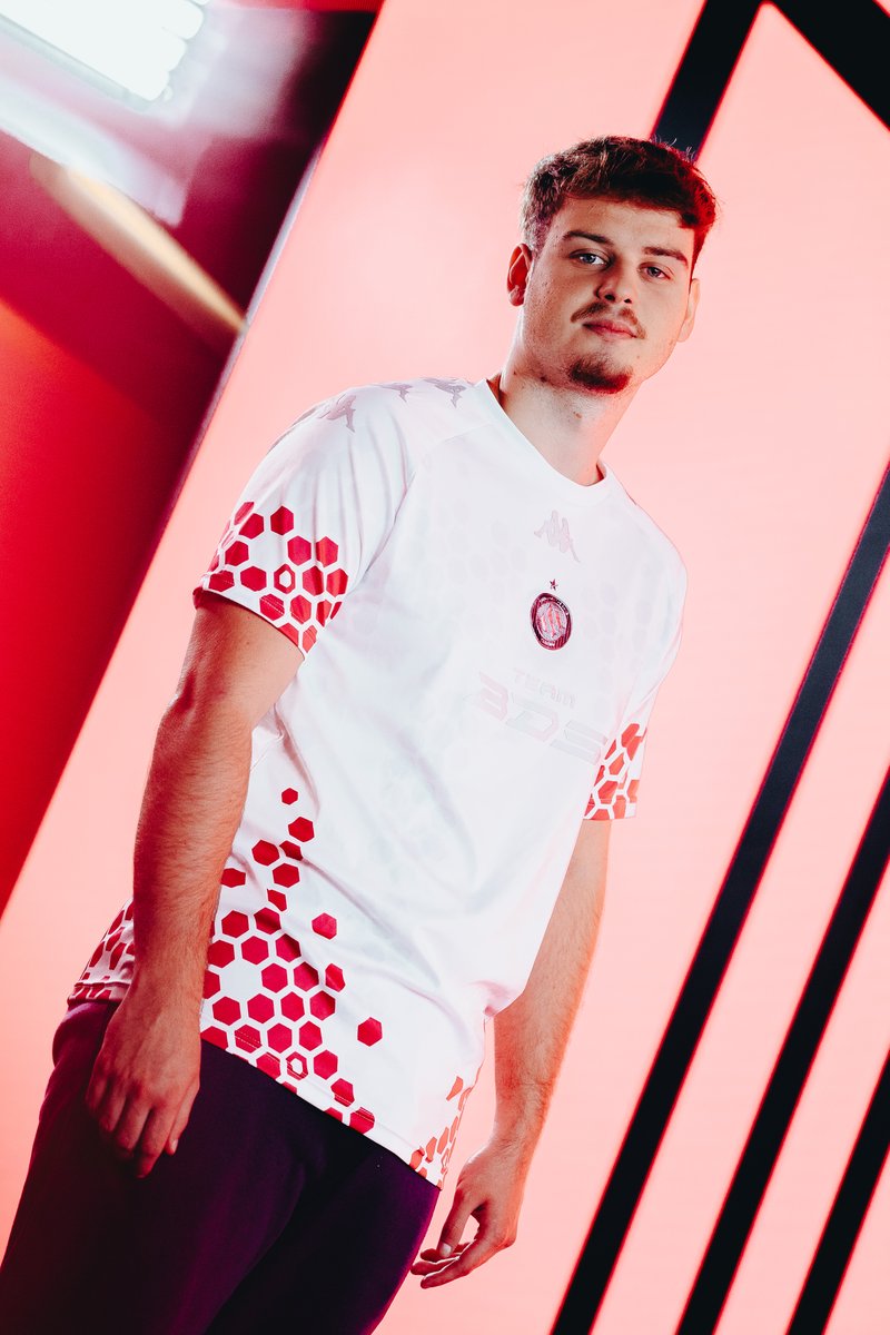RocketBaguette's tweet photo. Il rejoint le club très fermé des MULTIPLES CHAMPIONS DU MONDE ! 

🇸🇪 @Turbopolsa 4x👑
🇫🇷 @Kaydops 3x👑
🇳🇱 @ViolentPandaRL 2x👑
🆕🇫🇷  @M0nkeyM00n  2x👑 https://t.co/CTf3sbM47q