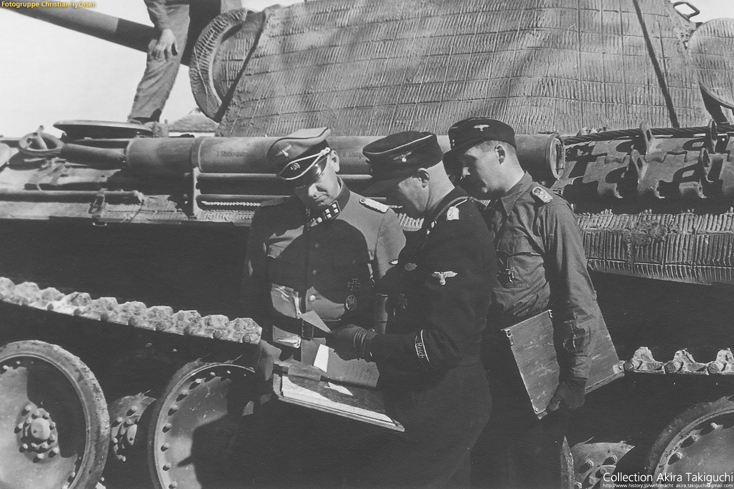 目で見る 憲兵隊史 昭和63年発行 n2310260905○官途必携 巻之九 明治5年外史局編纂【服章部・官服