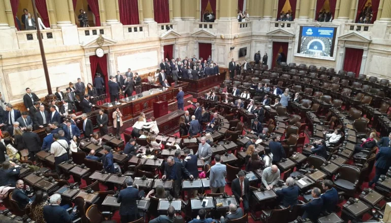 eldestapeweb's tweet photo. ❗️A solo unos pocos minutos de que comience el discurso de Javier Milei en la Cámara de Diputados, el pleno seguía muy vacío

✍️Por @fipok_ 
https://t.co/DnHCCJztse https://t.co/jybZbpCd67