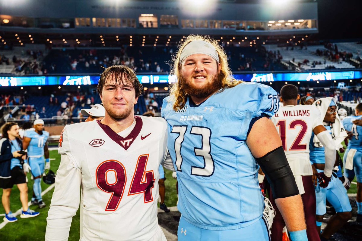 Another great picture from this weekend with guys at the next level!!! Very cool <a href="/ConnorDrake20/">Connor Drake</a> and <a href="/TateKendall6/">Tate Kendall</a> 
#FAMILY 
#ONTHE🚌 🏴‍☠️🏴‍☠️🏴‍☠️