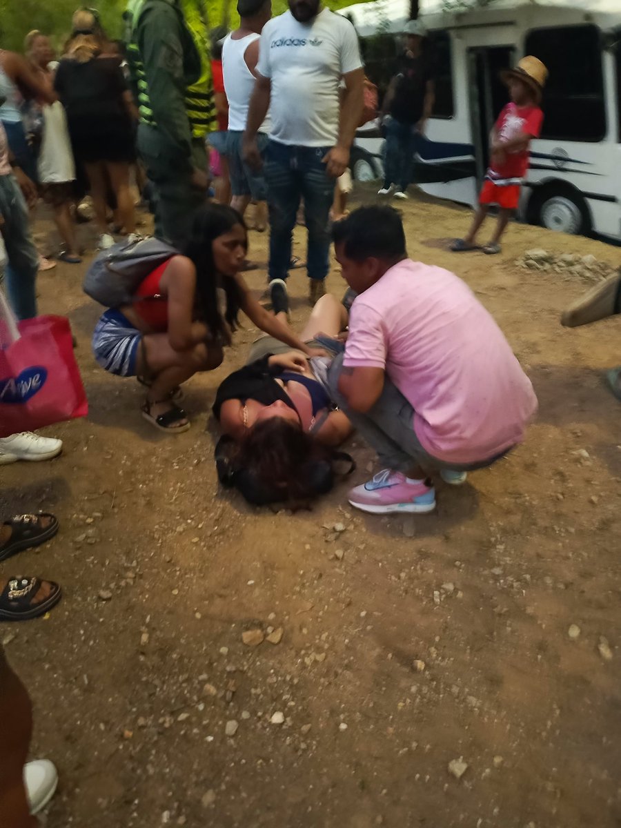 LuisaCastM's tweet photo. Este conductor pudo ocasionar la muerte de casi 50 personas que venía de La Guaira para Caracas, por su imprudencia cayó en una zanja, una persona resultó herida. @InttContigo @rvaraguayan https://t.co/mWu7UlJikW