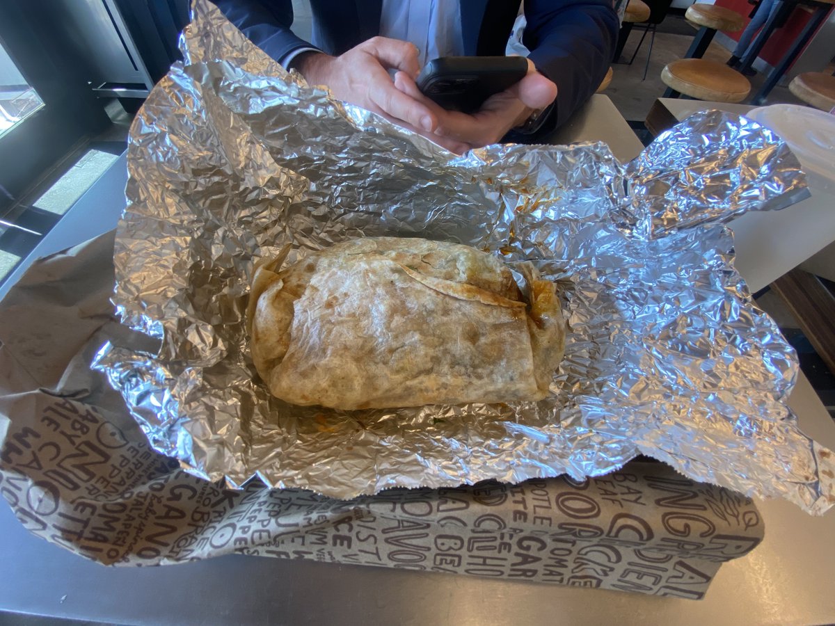 ChipotleAnalyst's tweet photo. First meal at Chipotle $CMG since Brian Niccol left for Starbucks $SBUX. 

This was with the new, limited-time Smoked Brisket. Not their best work. The previous, limited-time Chicken Al Pastor was 10x better. 

Rating change: Buy -> Hold https://t.co/QsGqK6J6L2