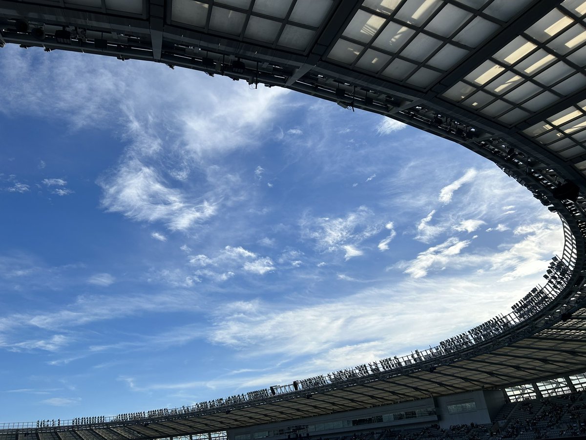 8712misaki's tweet photo. 2階席から見た空がすごく綺麗だった☺️
心地良い風が吹いてる中、ONE OK ROCKの演奏聴きながら、あぁ本当にこの時間が終わってほしくない　と思った。
メンバーの表情は肉眼では見えなかったけど、歌声もMCも全部聴こえたよー！

LIVEでいつかは聴いてみたいとずっと思ってたDecisionを聴けて、 https://t.co/ELOAz37TXN