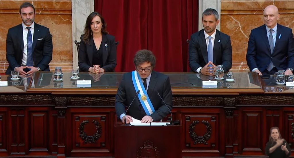 RealTimeRating's tweet photo. #Rating DATO | apenas comenzó la #CadenaNacional, el encendido de la TV Abierta bajó más de 10 puntos. El Trece, Canal 9, América y la TVP bajaron a menos de 1.0. El PRIMETIME del domingo toca el número más bajo por primera vez en el año. https://t.co/1orKKLm51r