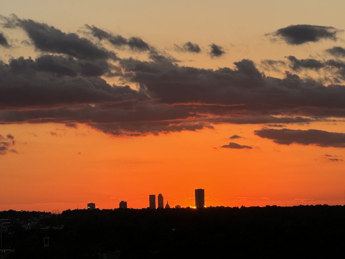 NWStulsa's tweet photo. Tulsa sunset this evening! #Sunset #NoFilterNeeded https://t.co/eNHx4wDmHr