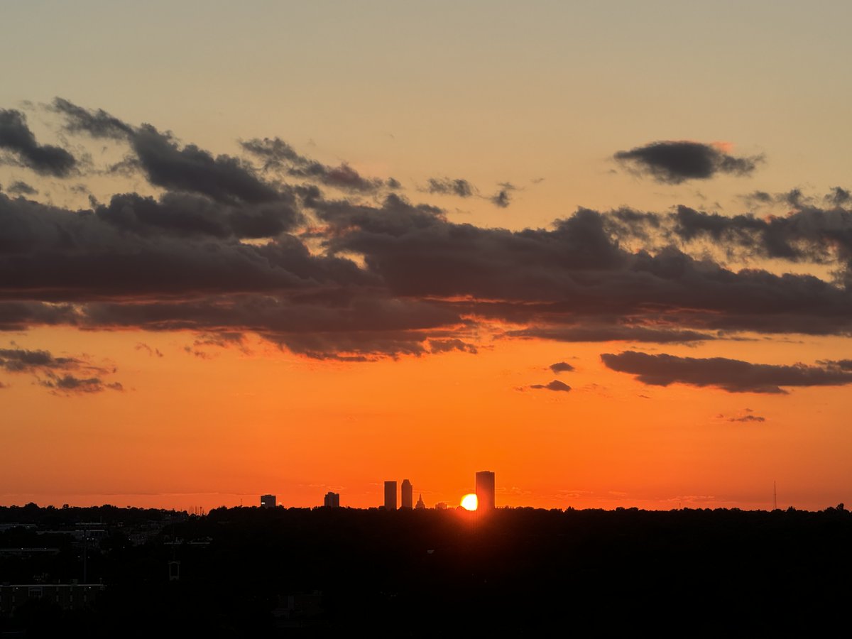 NWStulsa's tweet photo. Tulsa sunset this evening! #Sunset #NoFilterNeeded https://t.co/eNHx4wDmHr
