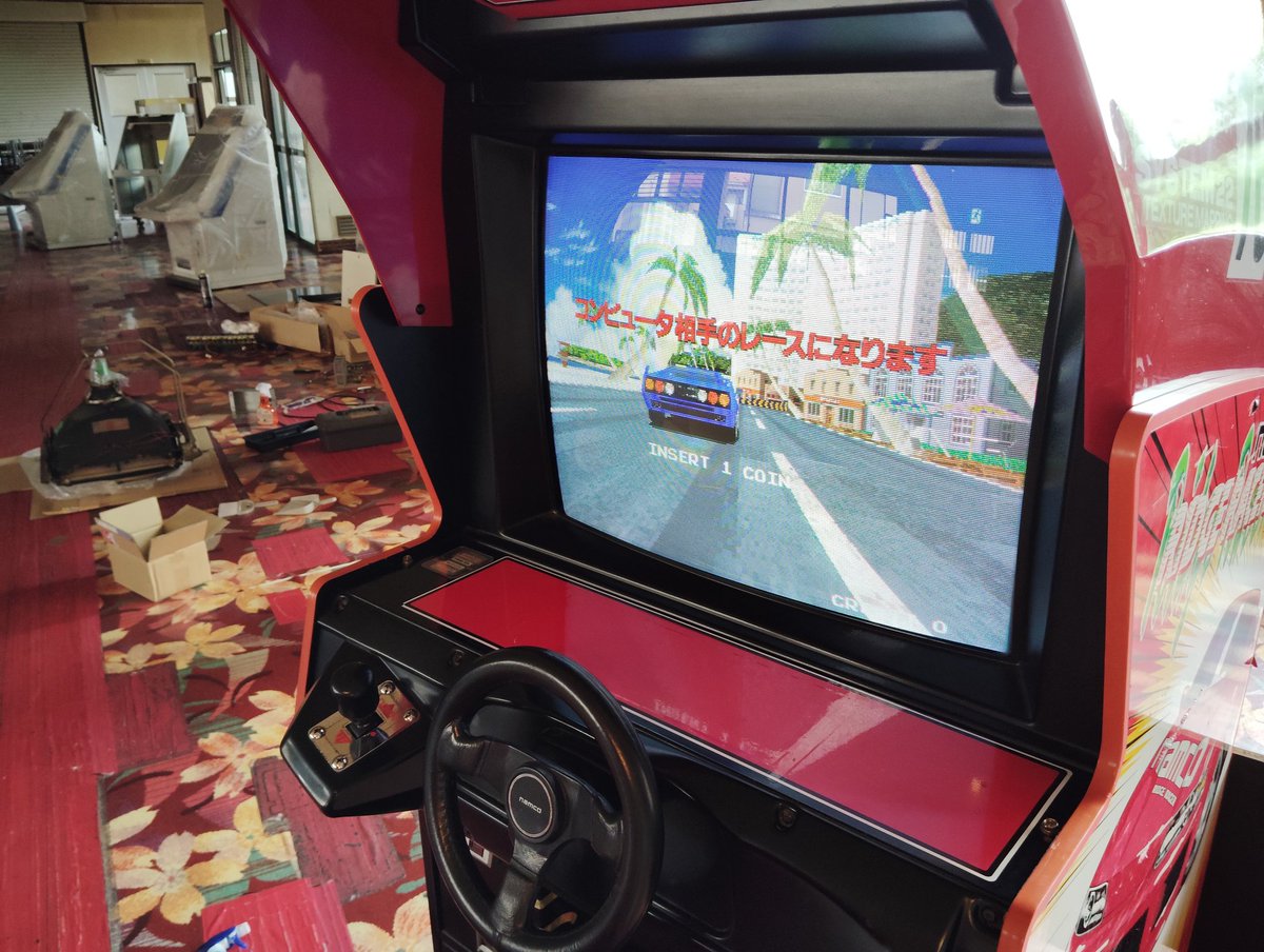 リッジレーサー2のメンテナンスが終わりました。
実物が動いているのを見るのは30年ぶりくらいでしょうか。

見覚えのあるコースや街並みを眺めていると、昔住んでいた土地感のある場所を散策しているようで懐かしい感覚になります。