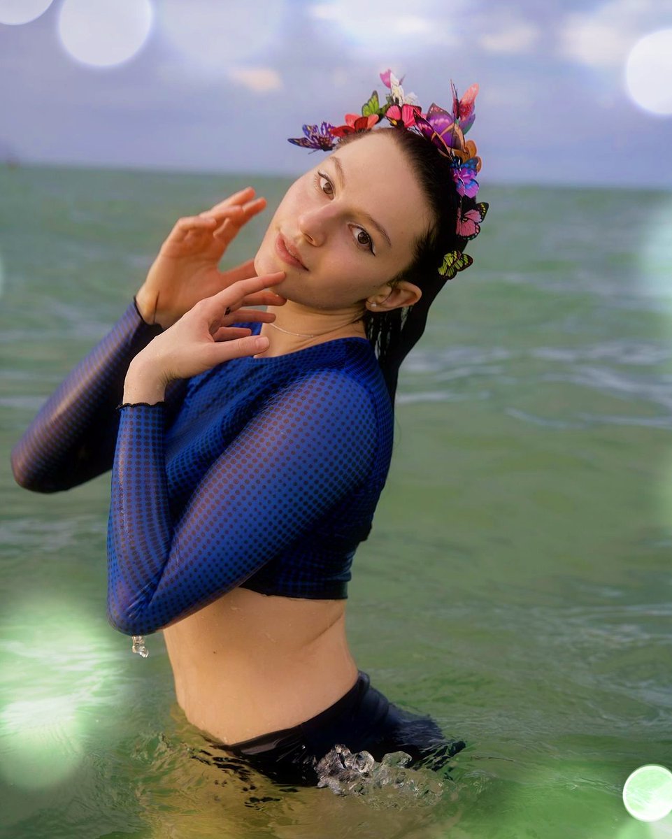 working to keep the 🦋butterflies dry. You❓