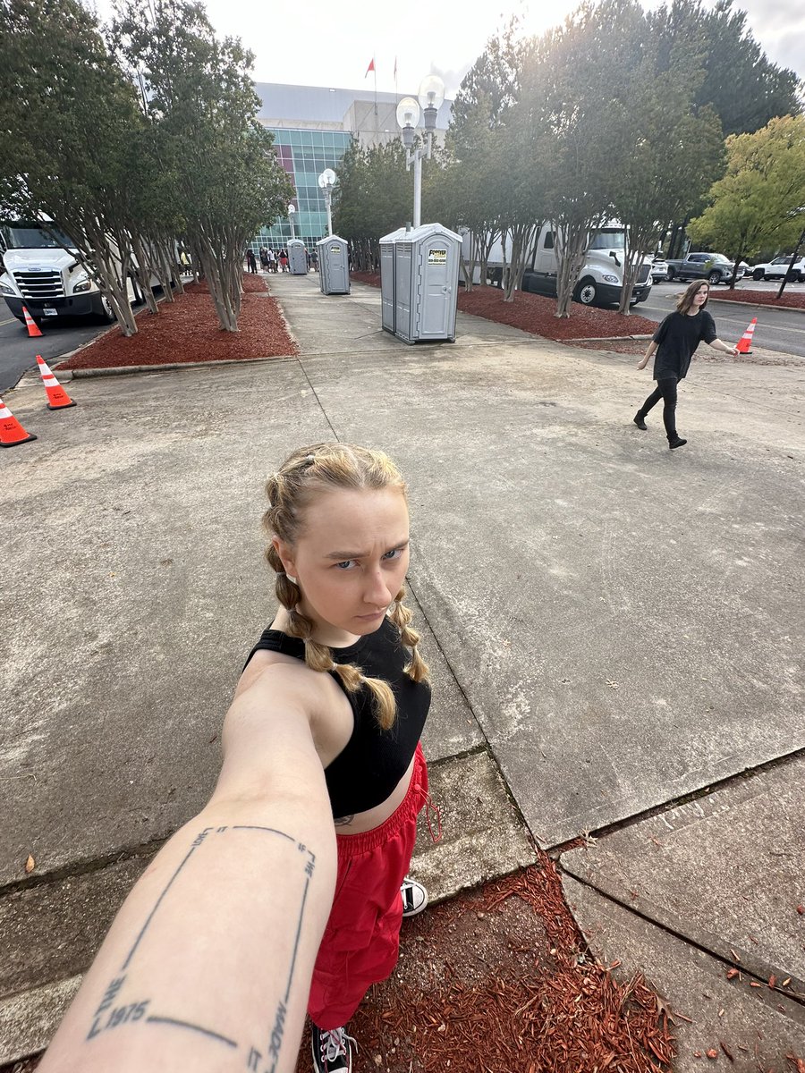 ellie tweet media