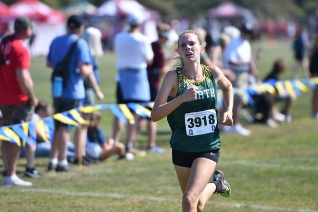 WNXCTF's tweet image. Good meet at Queensbury invitational!

Team was 11th out of 21 teams in the large school morning session

23rd out of 92 teams that competed

Melia was 4th in the large school morning race with a shiny new pr of 18:26 for the 5k! 

Kylie ran her 2nd fastest time ever!