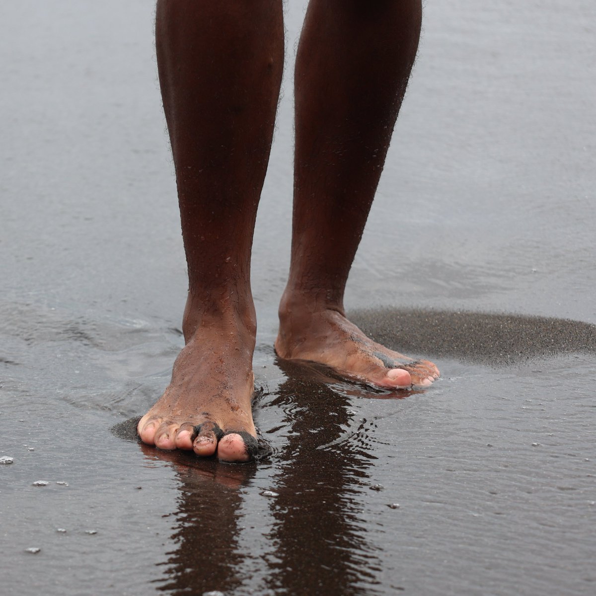 StepSeductionX's tweet photo. feet in the sand 🦶🦶👀👀 https://t.co/LmT1hx8MPj
