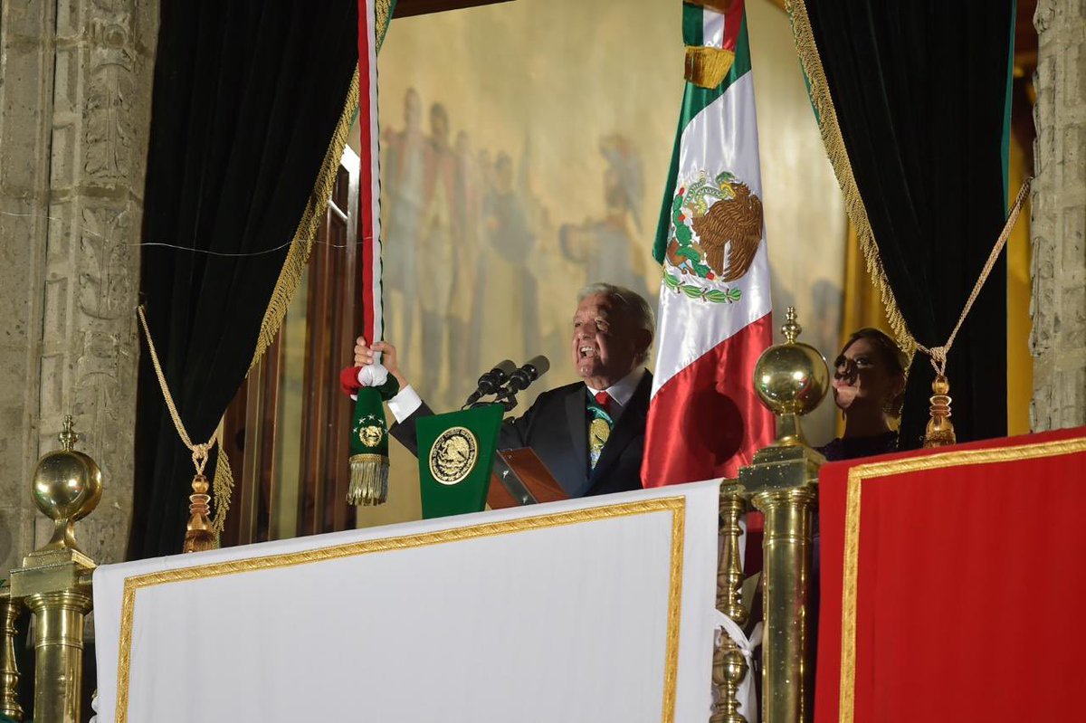 rosaicela_'s tweet photo. #Hoy, en el #Zócalo, escenario de muchas batallas y victorias del Presidente @lopezobrador_, escuchamos con profunda emoción su último #GritoDeIndependencia. 🇲🇽#EsUnHonorEstarConObrador https://t.co/fixeWI8cX0