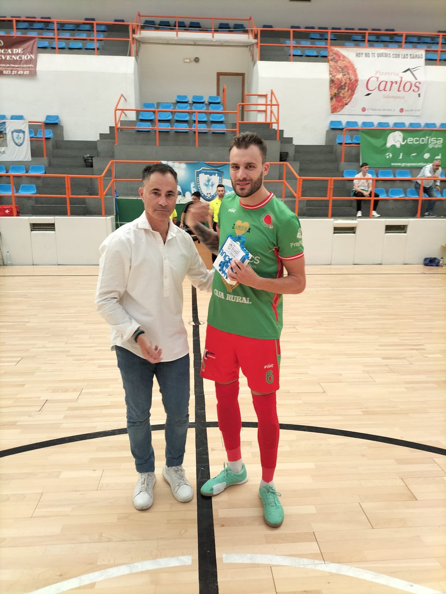 cdsalamancafs's tweet photo. 🎖️El sábado quisimos reconocer el trabajo y dedicación al club de nuestros jugadores retirados recientemente, @PabloViti10 y @dprietoma y los ex, Viti y Morales a los que deseamos suerte . 

Tb quisimos apoyar a nuestro jugador @Moreiro61 que pasara en breve por el quirófano 🤞 https://t.co/lWDecrXmkD