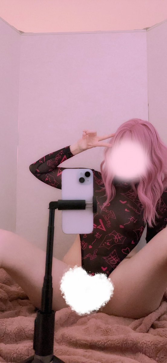 YourLewdOneesan's tweet photo. thighs for dayzzzz #thighs #pink #legs #oneesan https://t.co/WJZw6VSyzz