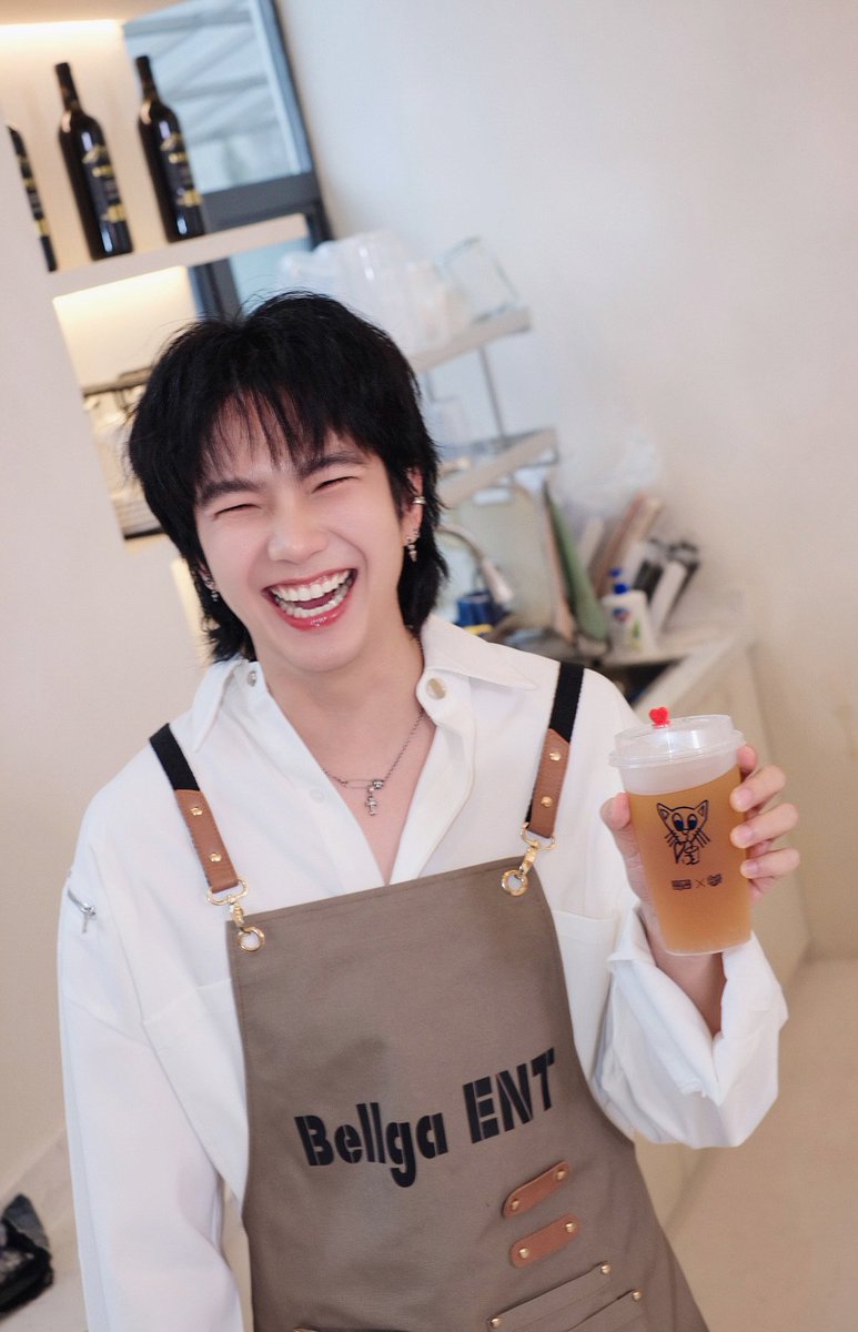 Manager น้อนบิวมาเสิร์ฟแล้วววว

DRINKING WITH BUILD #Storemanagerwithbiu