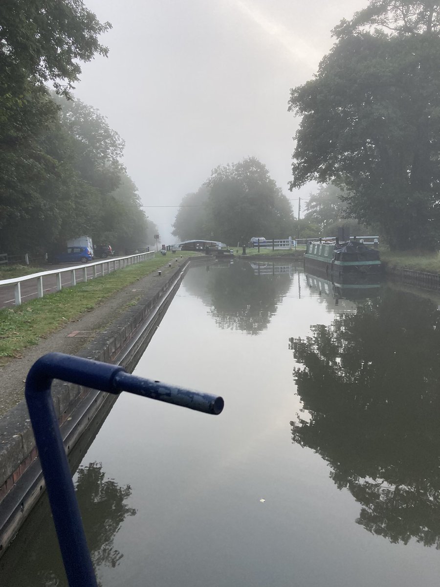 NBwakamatandoto's tweet photo. Misty start to the day #boatsthattweet #narrowboatlife #boatlife #canallife #narrowboat #trentandmerseycanal #fradleyjunction #continuouscruisers #lifeonthewater #autumn https://t.co/byuxqTDgRZ