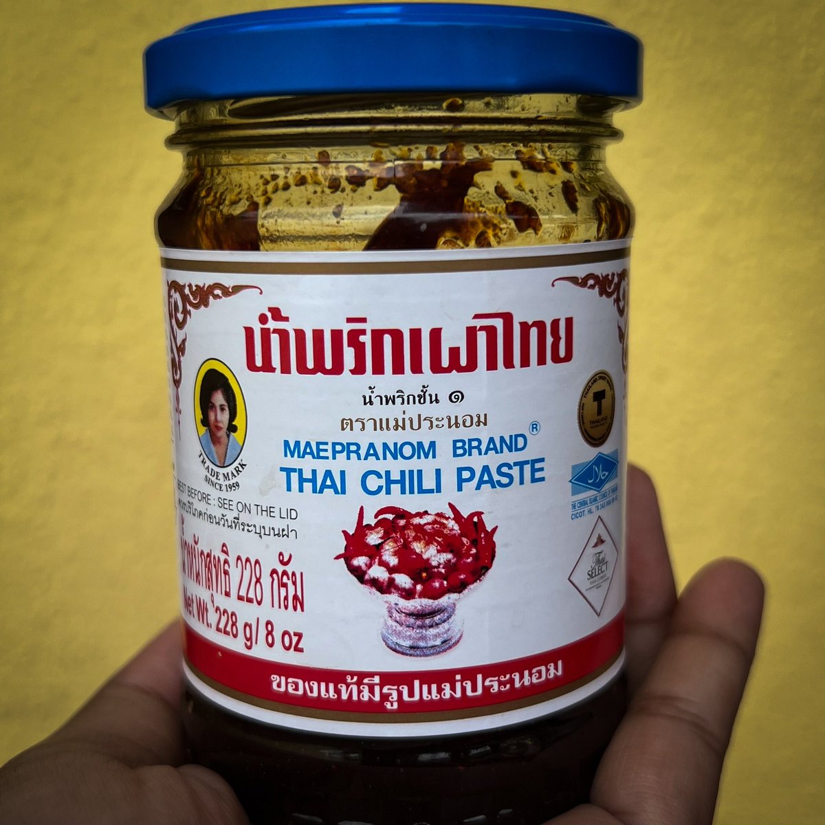 NurulShima_3's tweet image. Tomyam, cara saya yang ikut resepi tukang masak orang Yala, Thailand.

✨Rebus kepala udang sahaja + lengkuas sebesar ibu jari. Udang tu ikut la berapa gram yang korang beli. 
✨Air rebusan mendidih jer, buang kepala udang tadi. Masukkan serai ketuk 1 batang + 1 akar daun…