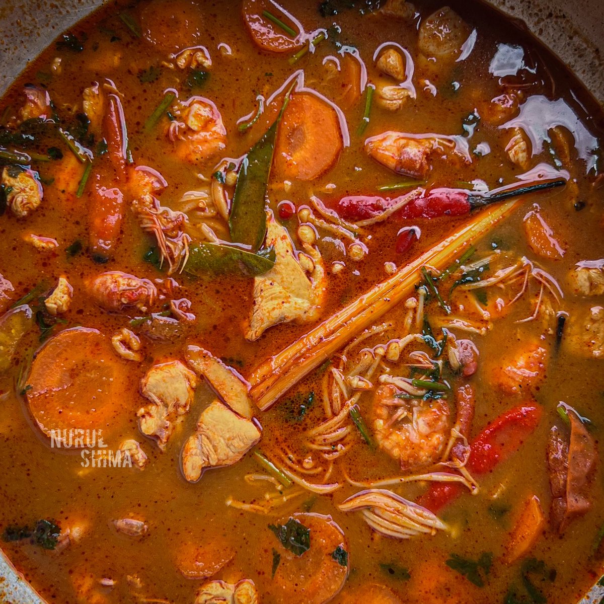 NurulShima_3's tweet image. Tomyam, cara saya yang ikut resepi tukang masak orang Yala, Thailand.

✨Rebus kepala udang sahaja + lengkuas sebesar ibu jari. Udang tu ikut la berapa gram yang korang beli. 
✨Air rebusan mendidih jer, buang kepala udang tadi. Masukkan serai ketuk 1 batang + 1 akar daun…