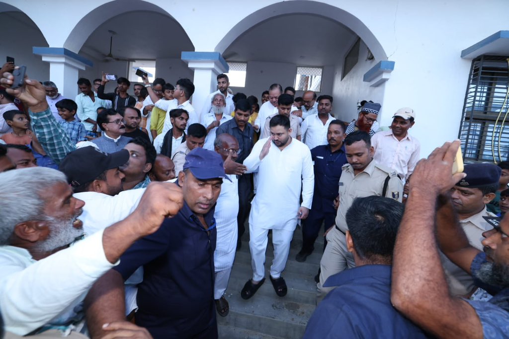 yadavtejashwi's tweet photo. चुनाव के दौरान जाले विधानसभा क्षेत्र अन्तर्गत देउरा बंधौली में पुलिस की पक्षपाती कार्यशैली और अत्याचार से पीड़ित परिवार से मुलाकात की। #darbhanga #bihar #TejashwiYadav https://t.co/lKKnuwPvjD