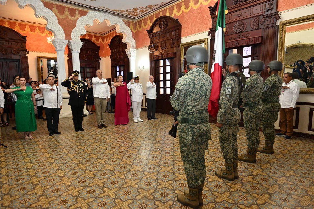 Turismo_Tabasco's tweet photo. 🇲🇽En #Tabasco también dimos el #GritoDeIndependencia con toda la algarabía que nos caracteriza 🇲🇽

Y es que hace unos minutos el gobernador @cmmerino conmemoró el tradicional grito de #Independencia desde Palacio de Gobierno

#VivaMéxico #VíveloEsTabasco #TabascoMemorable https://t.co/NDKmT9ljAJ