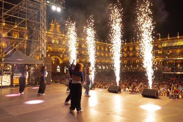 K-Narias <a href="/KNariasOficial/">K-NARIAS</a> conquistan la Plaza Mayor de #Salamanca con un concierto épico guaumiauymas.com/knariasconquis…